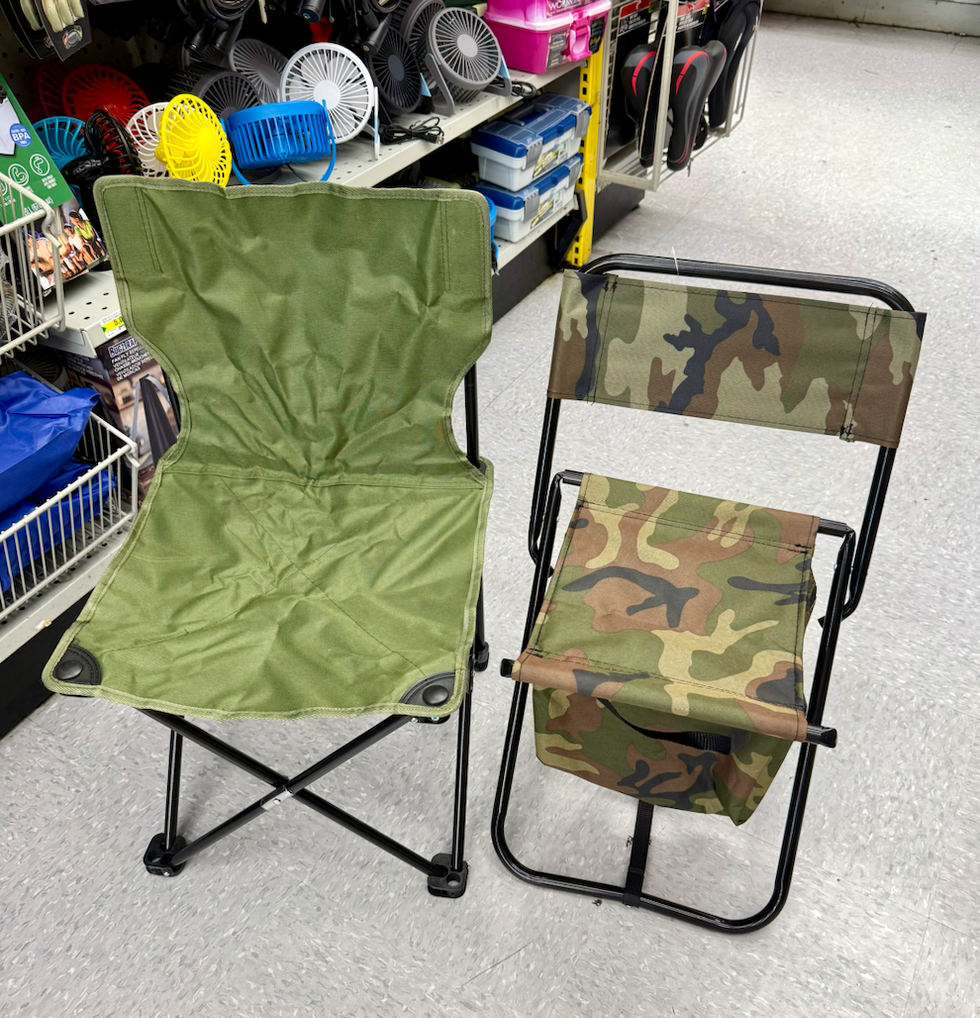 Deux chaises pliantes, l\u2019une verte et l\u2019autre avec un motif camouflage, expos\u00e9es au sol en magasin.