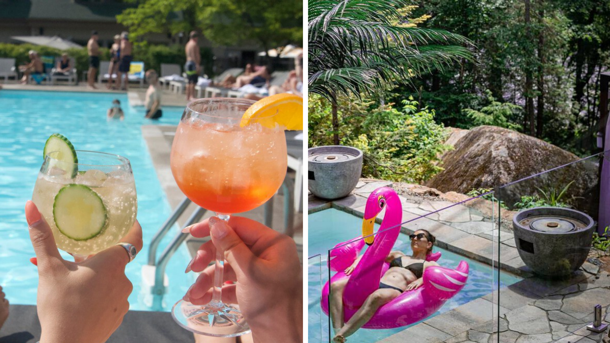 Deux cocktails tenus devant une piscine. Droite : Une personne sur un cygne rose dans une piscine.