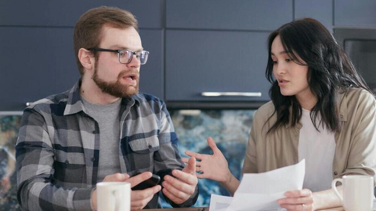 Deux collègues au travail en pleine conversation sérieuse.