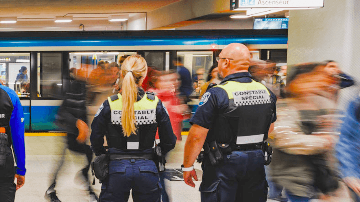 Deux constables spéciaux dans le métro de Montréal.