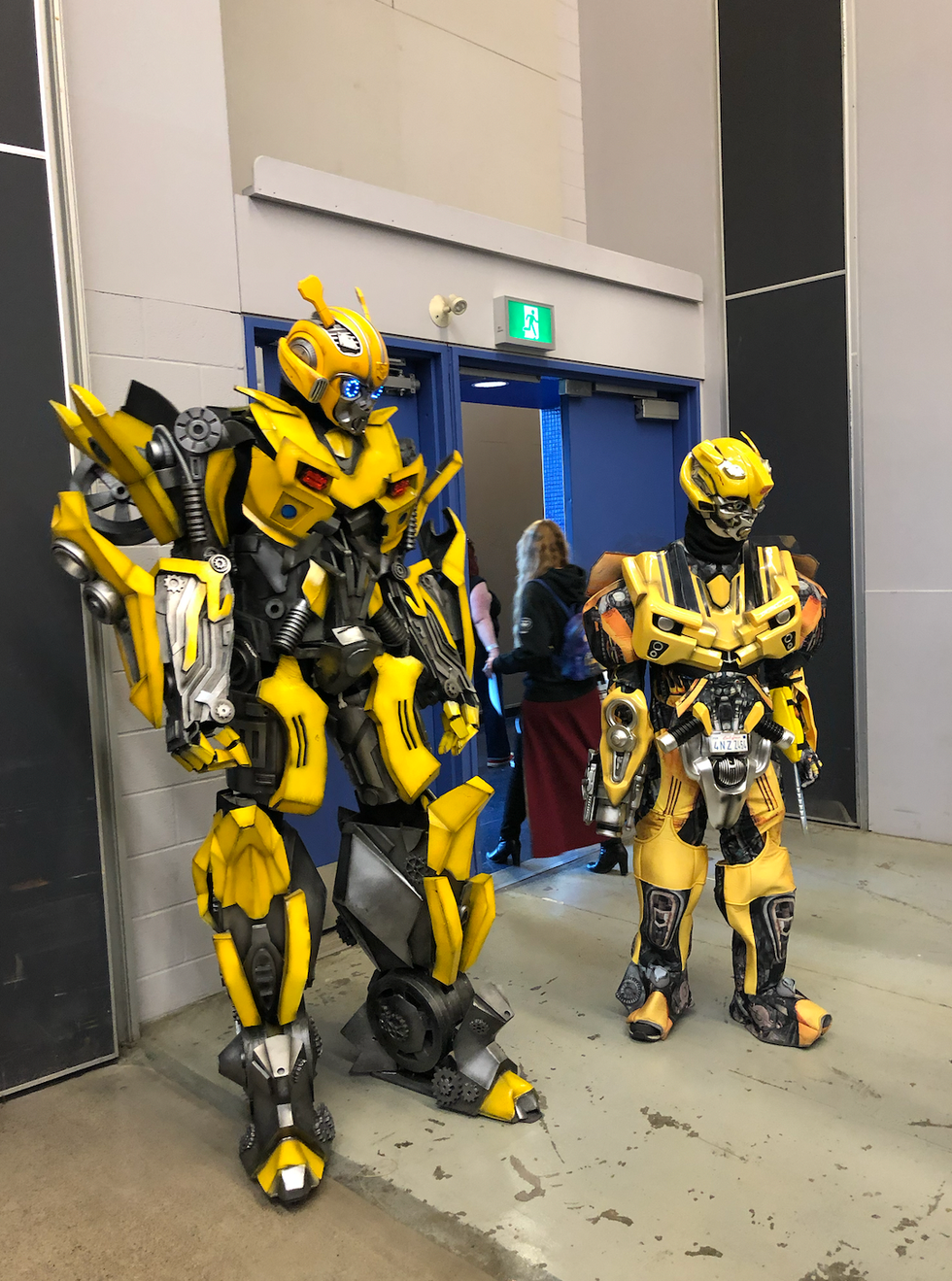 Deux costumes de Bumblebee c\u00f4te-\u00e0-c\u00f4te.