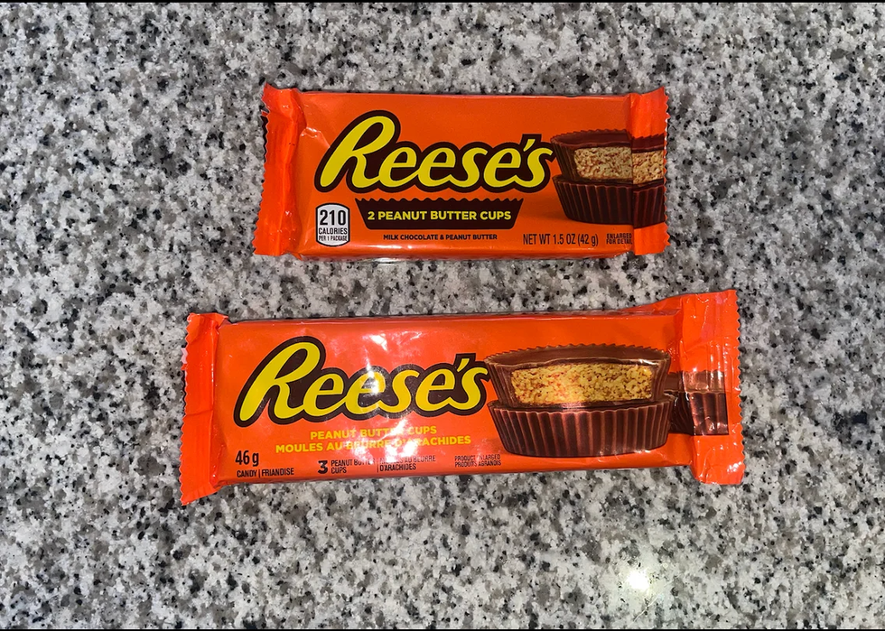 Deux emballages de Reese's sur un comptoir marbr\u00e9.