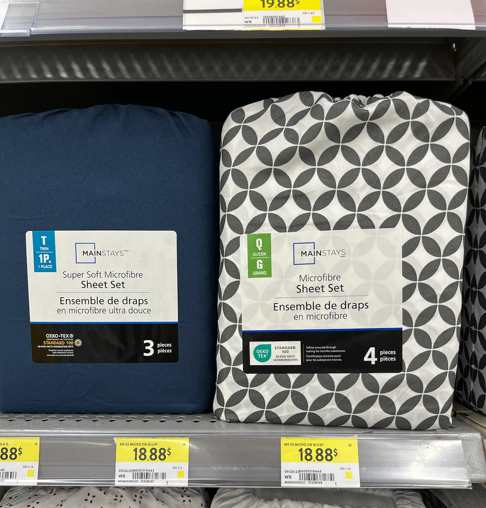 Deux ensembles de draps sur une tablette.