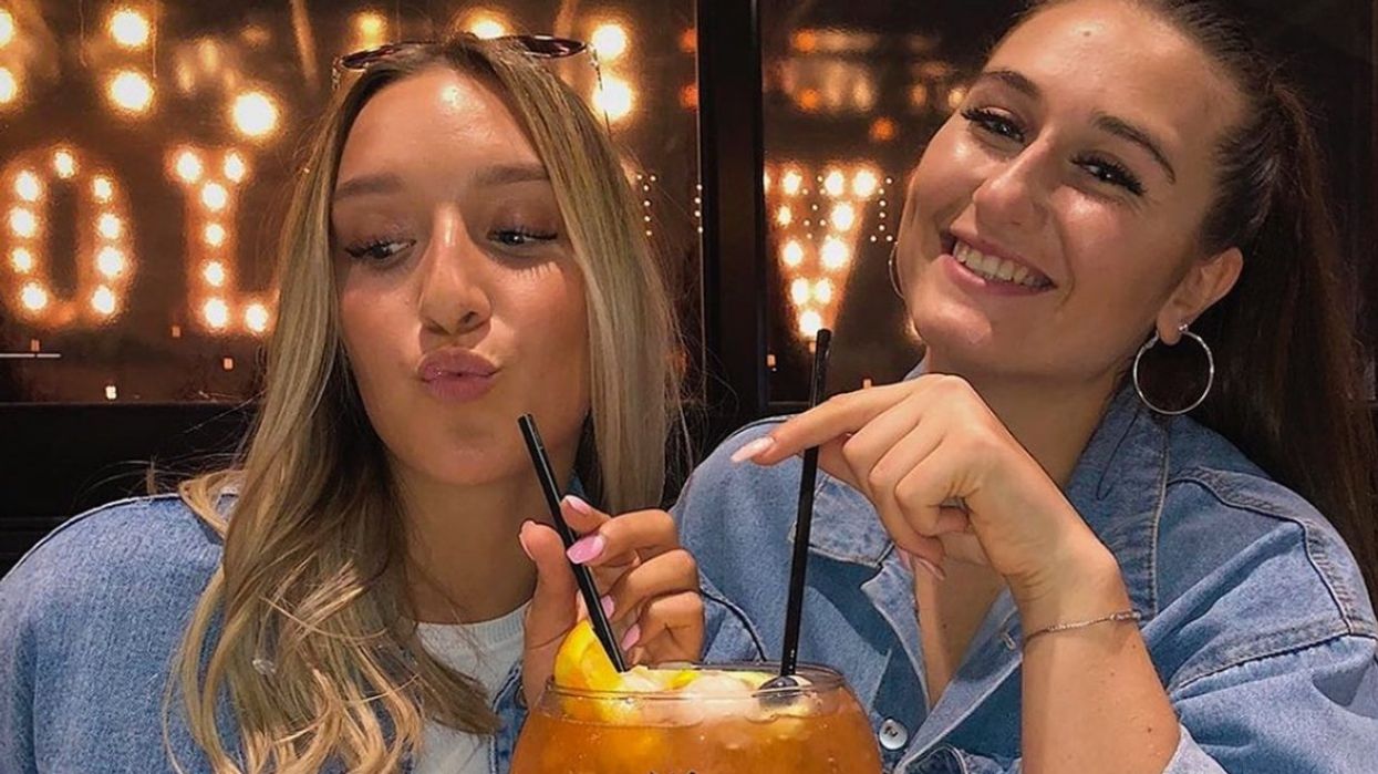Deux femmes avec un cocktail du Shaker.