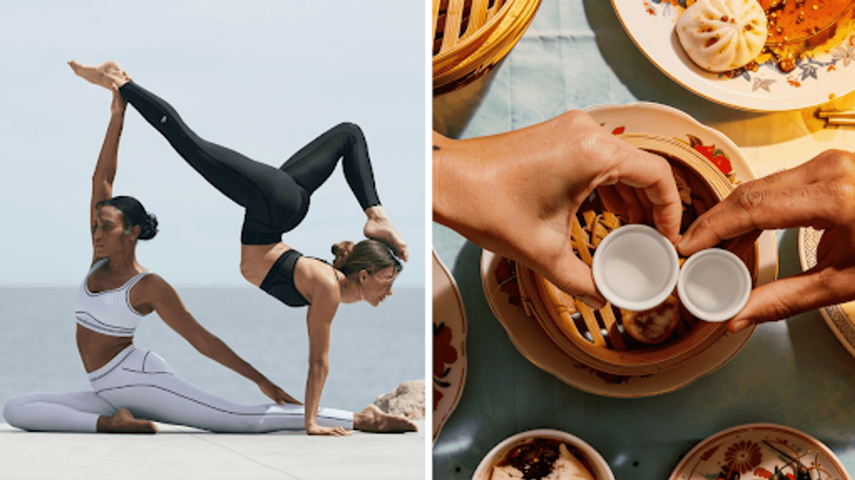 Deux femmes pratiquent l’acroyoga en extérieur. Droite: Dumplings et plats asiatiques servis dans des paniers vapeur.