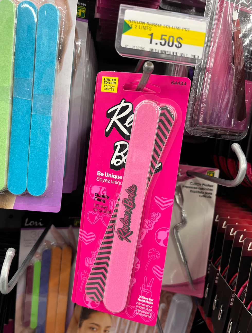 Deux limes \u00e0 ongles roses, avec la mention Revlon X Barbie.