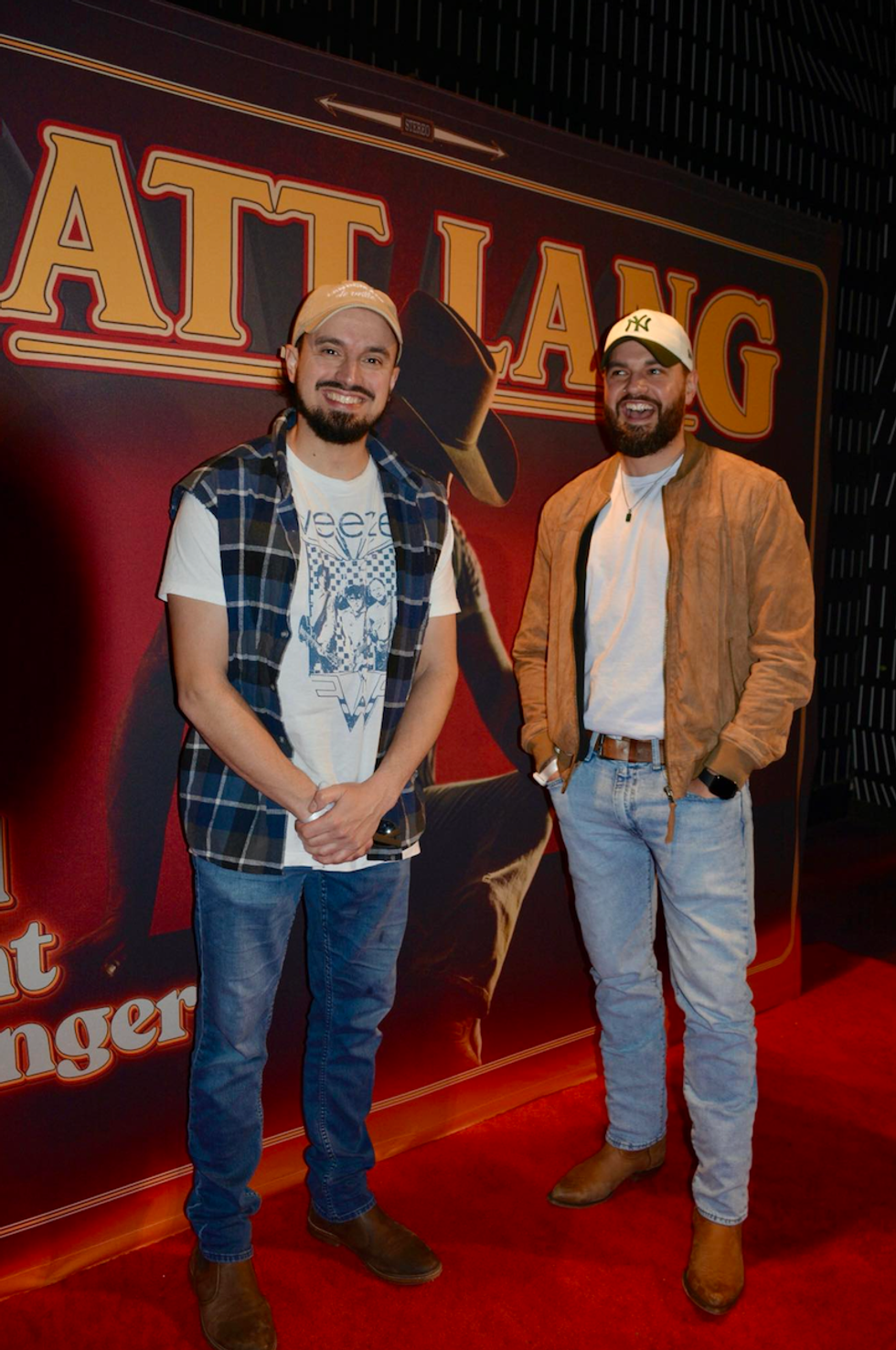 Deux membres du groupe Lendemain de veille \u00e0 la premi\u00e8re de Matt Lang.