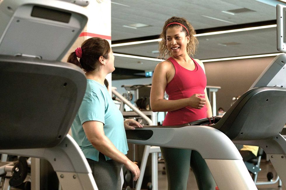 Deux membres s\u2019entra\u00eenent dans l\u2019espace cardio d\u2019un YMCA.