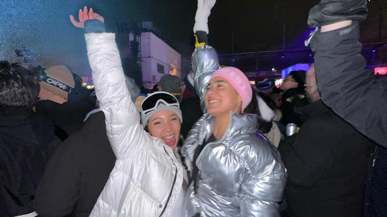 Deux personnes à un festival de musique en hiver.