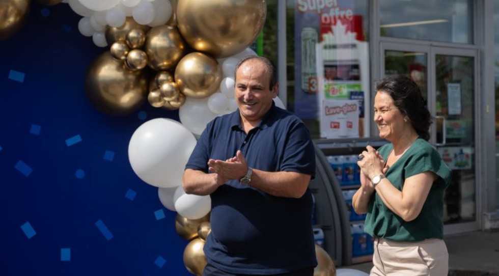 Deux personnes applaudissent devant un d\u00e9panneur.