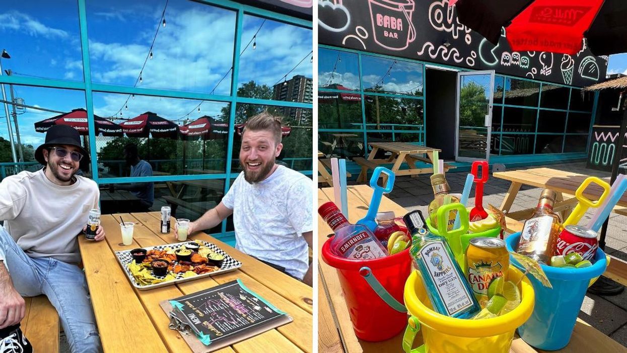 Deux personnes assises à une table au Baba Bar à Ottawa. Droite : Les boissons du Baba Bar dans des seaux.