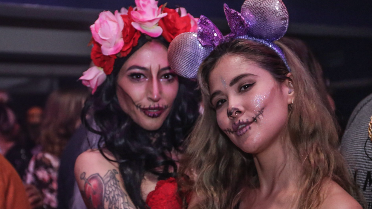 Deux personnes déguisées à dans un bar de Montréal à l'Halloween.