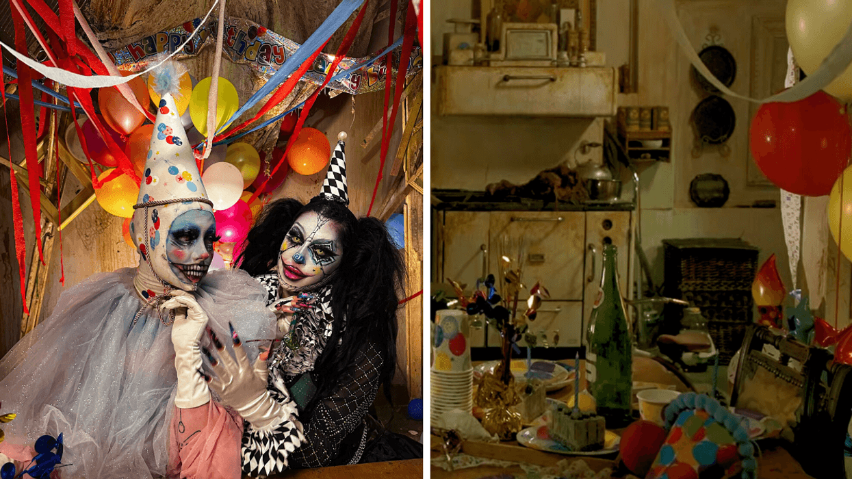 Deux personnes déguisées en clowns macabres. Droite : une pièce délabrée décorée pour une fête d'anniversaire.