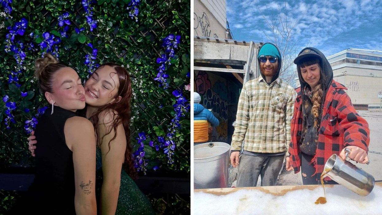 Deux personnes devant un mur couvert de fleurs et de verdure. Droite : Deux personnes devant un kiosque de tire d'érable.