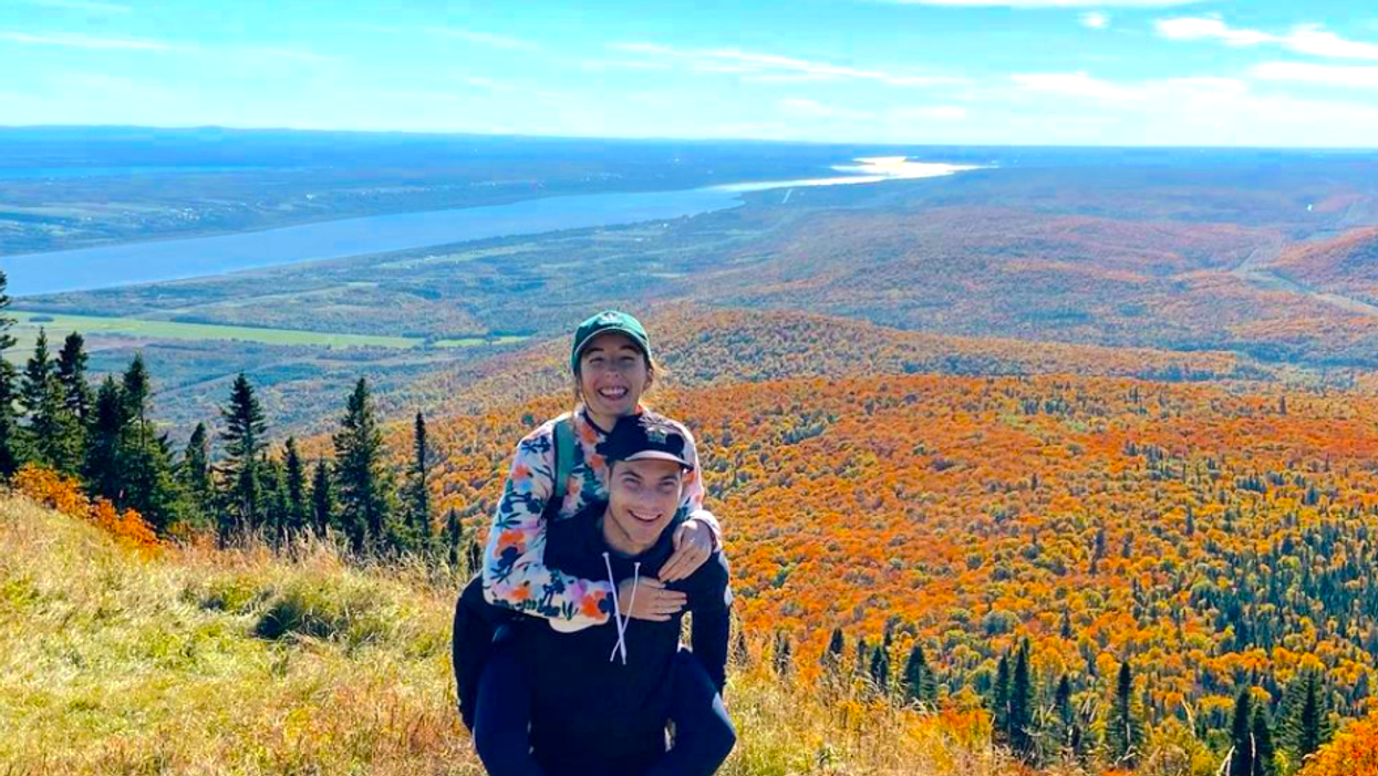 Deux personnes en randonnée au Mont-Saint-Anne.