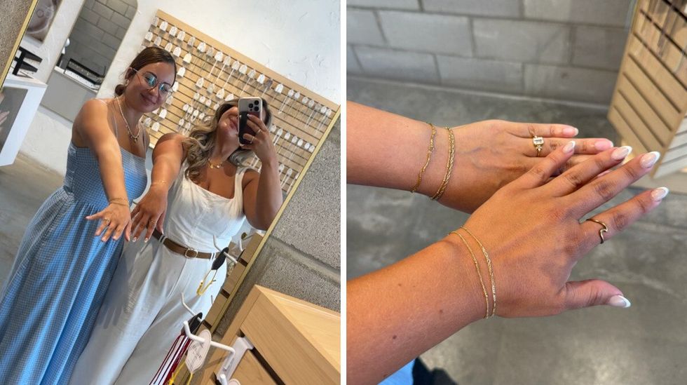 Deux personnes montrent leurs bracelets permanents. Droite : des poignets avec les bracelets. 