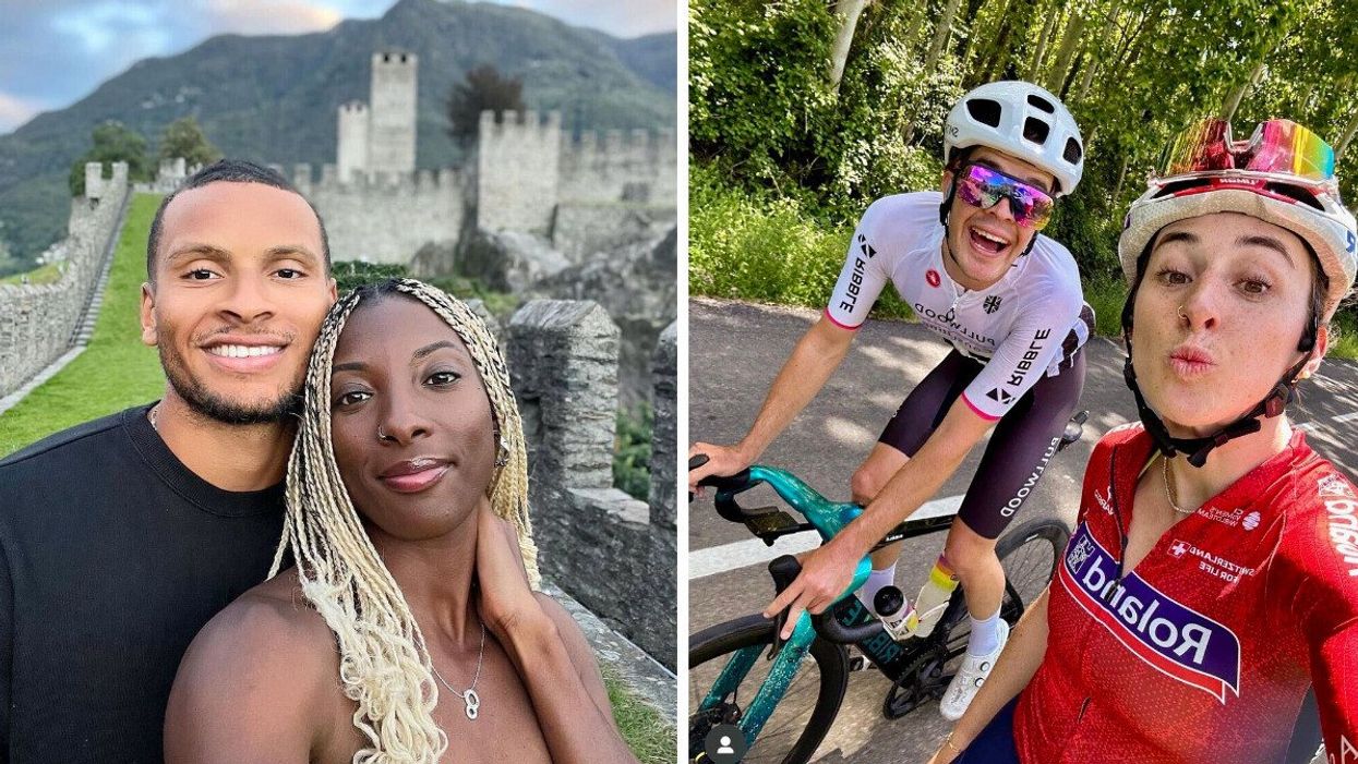 Deux personnes prennent un selfie devant des murailles. Deux cyclistes prennent un selfie.