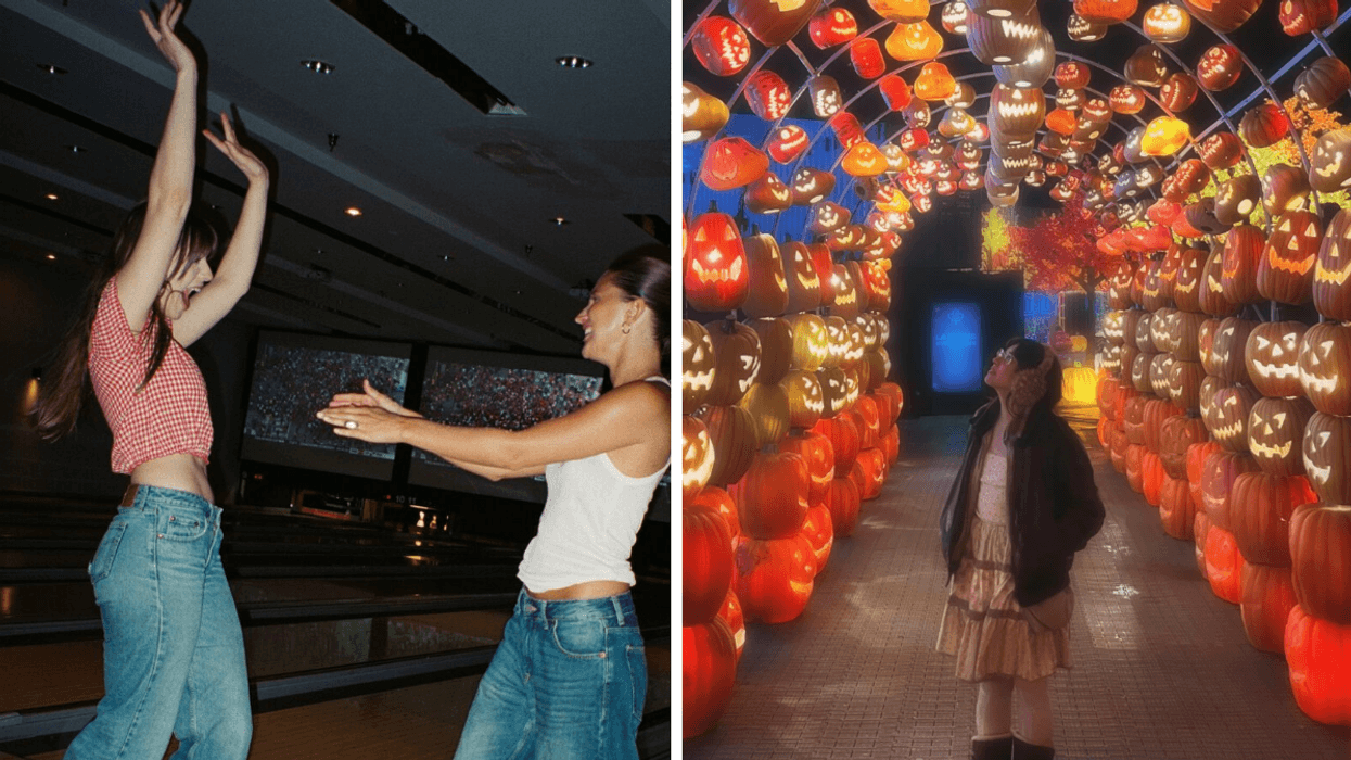 Deux personnes qui jouent au bowling. Droite : Une personne dans un décor d'Halloween.