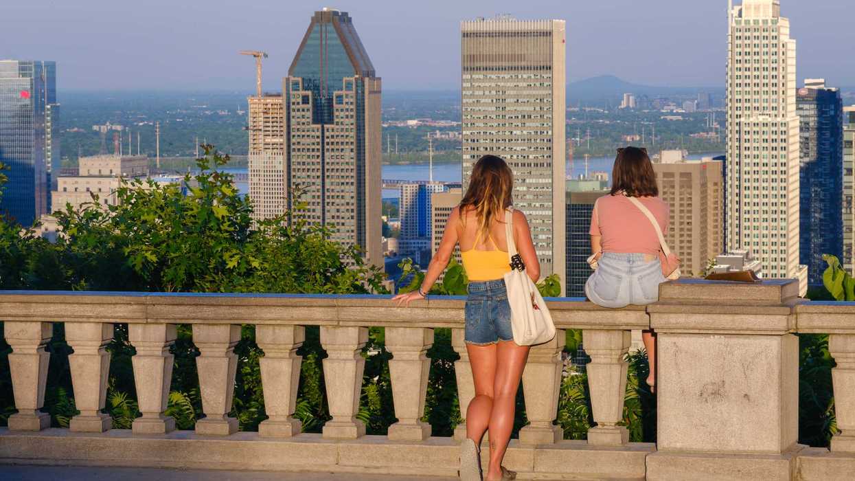 Deux personnes qui regardent Montréal.
