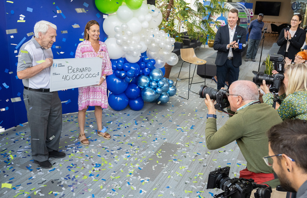Deux personnes tiennent un ch\u00e8que de 40 M$ entre leurs mains.