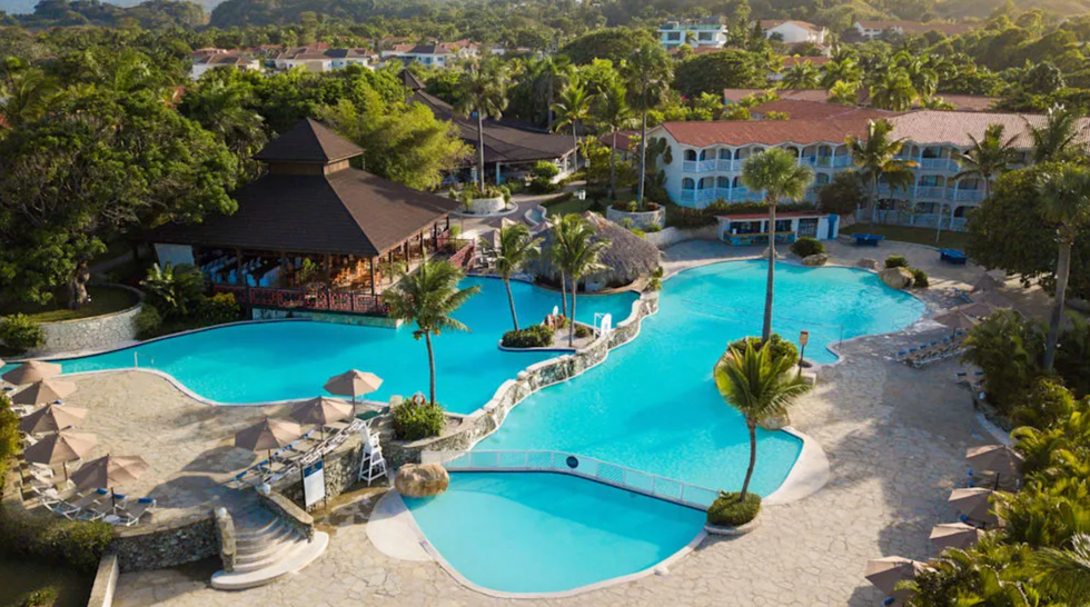 Deux piscines de l'h\u00f4tel Lifestyle Tropical Beach Resort and Spa \u00e0 Puerto Plata.