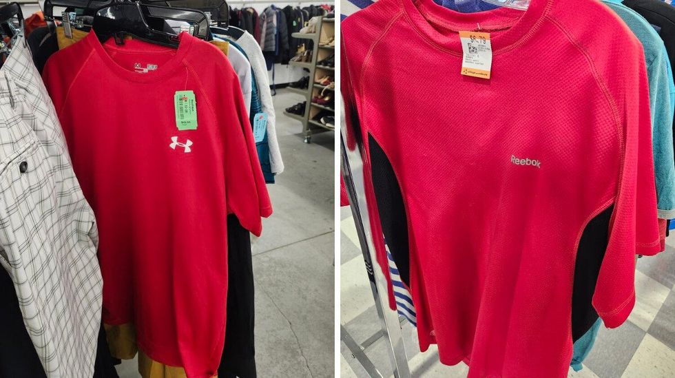 Deux T-shirts rouges.