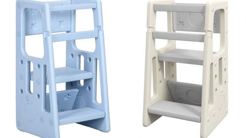 Deux tabourets bleu et beige.