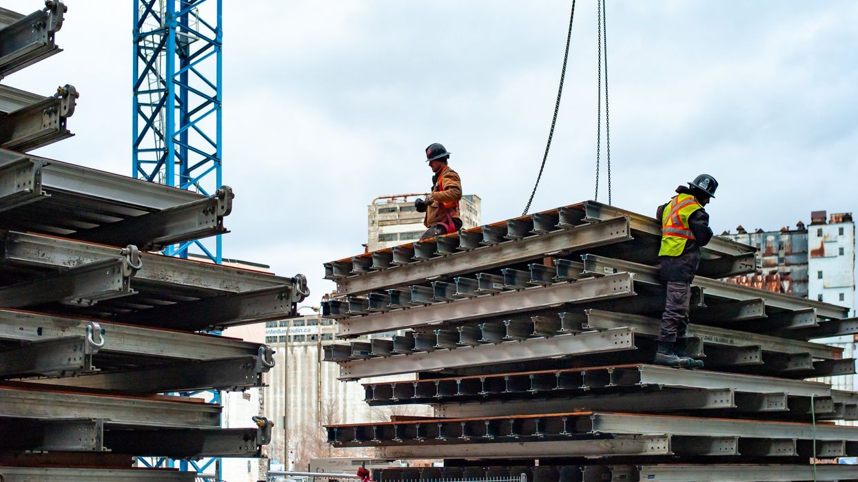 Deux travailleurs de la construction.