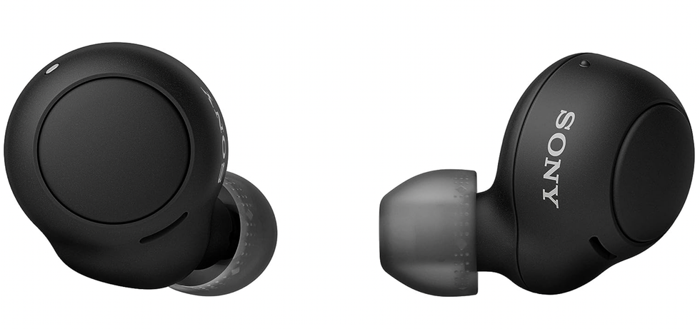 Deux \u00e9couteurs noirs sans fil de Sony.