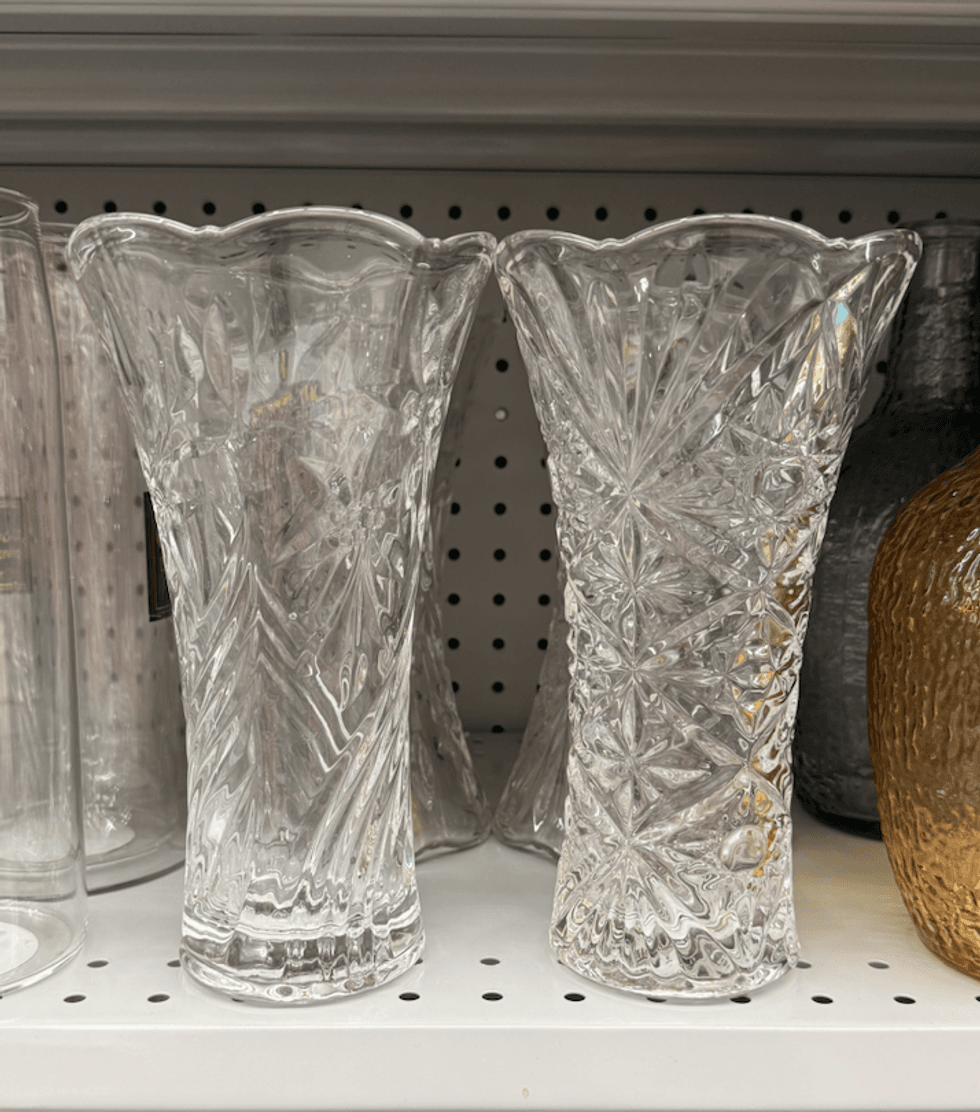 Deux vases en verre sur les tablettes du Dollarama.