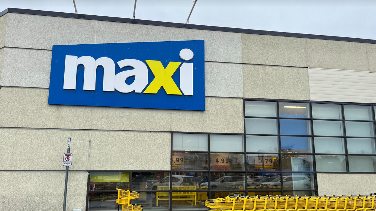 Devanture d'une épicerie Maxi.