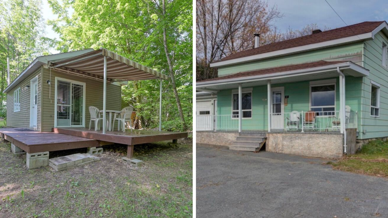 Devanture d'une maison beige à 29 000 $. Droite : Devanture d'une maison verte à 89 000 $.