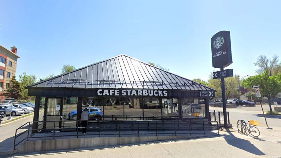 Devanture d'une succursale Starbucks en \u00e9t\u00e9 sur le boulevard Cr\u00e9mazie.