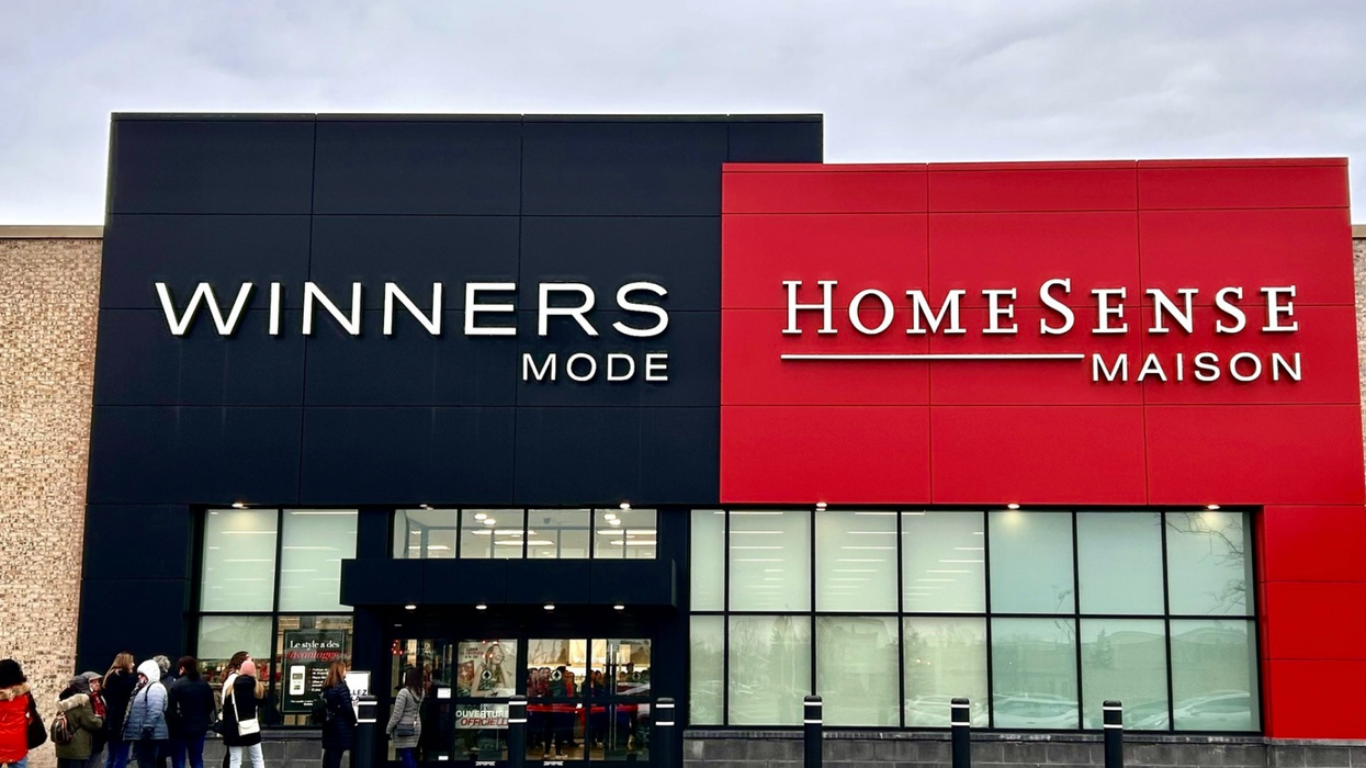 Devanture d'une succursale Winners-HomeSense, avec une file de personnes pour entrer à l'intérieur.