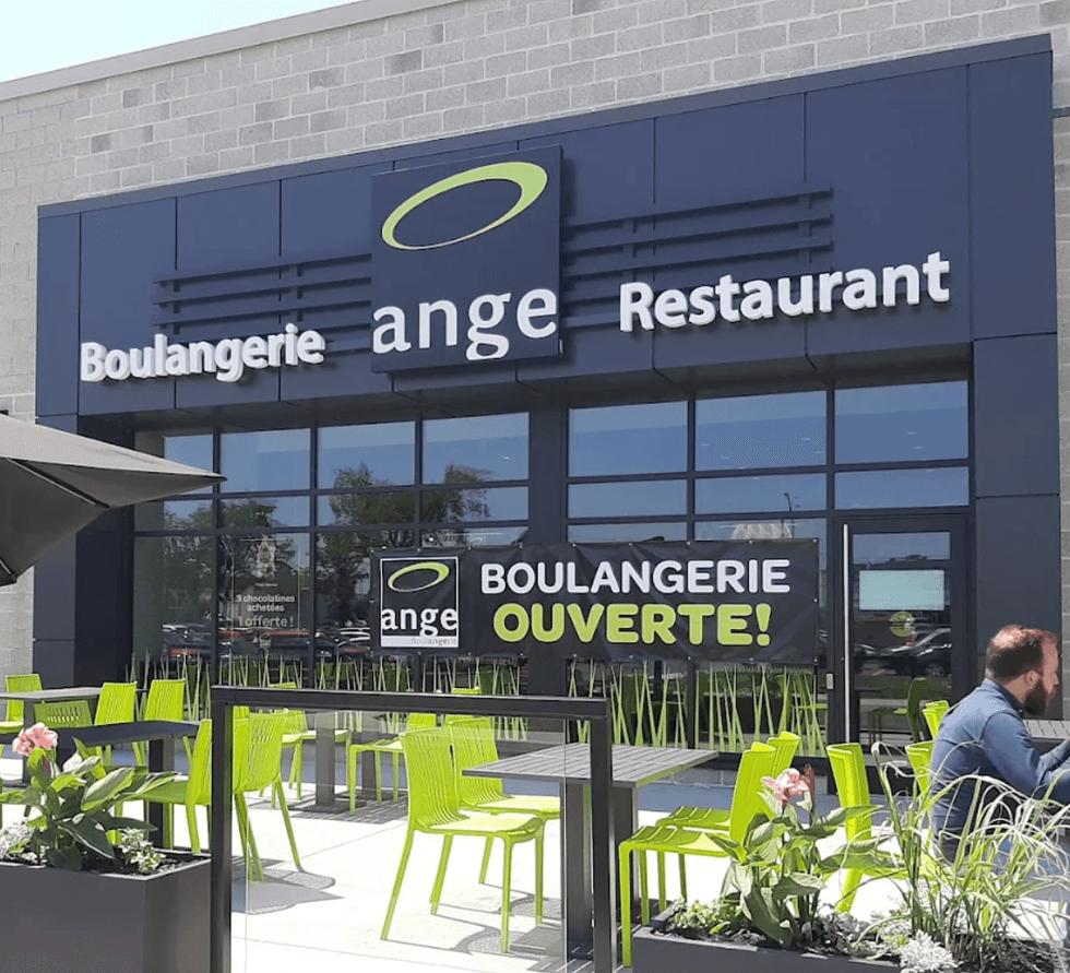 Devanture de la Boulangerie Ange \u00e0 Brossard.