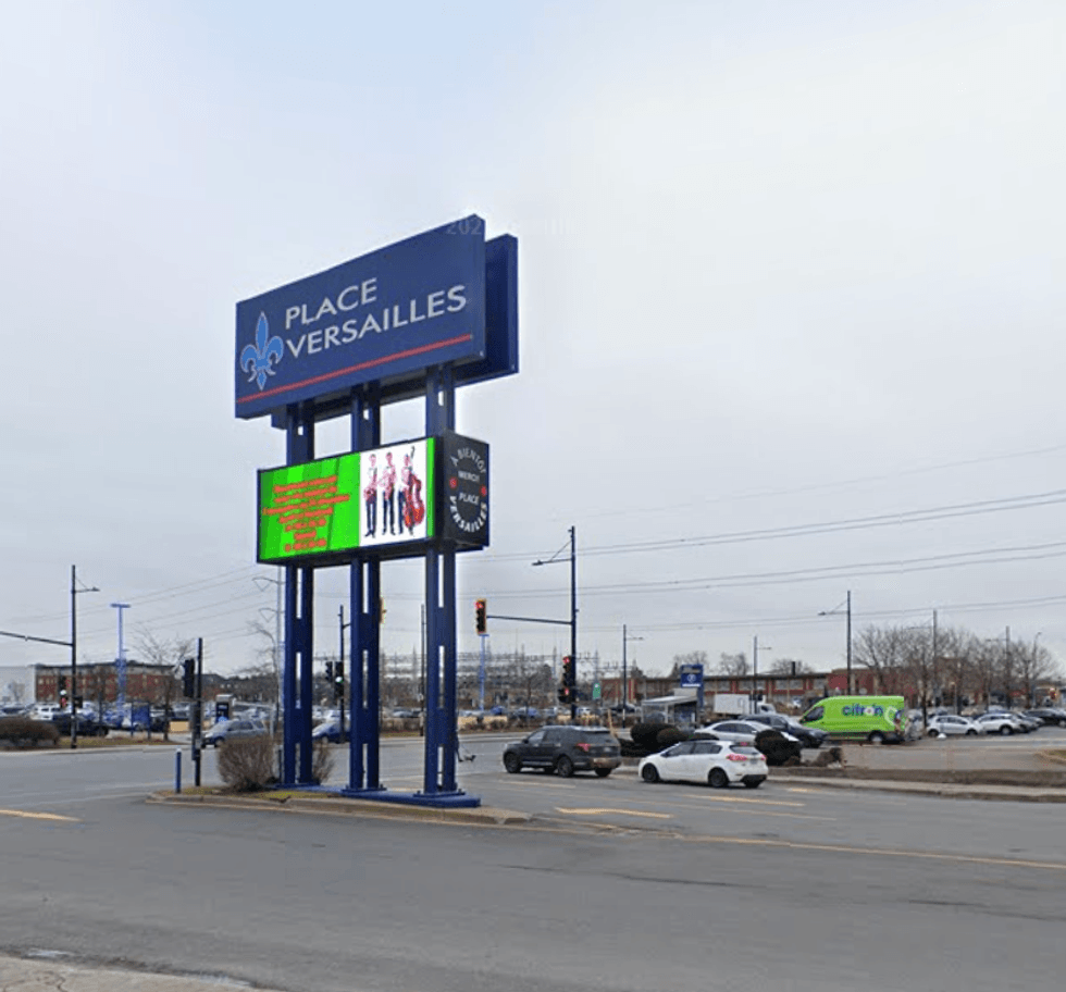 Devanture de la Place Versailles \u00e0 Montr\u00e9al.
