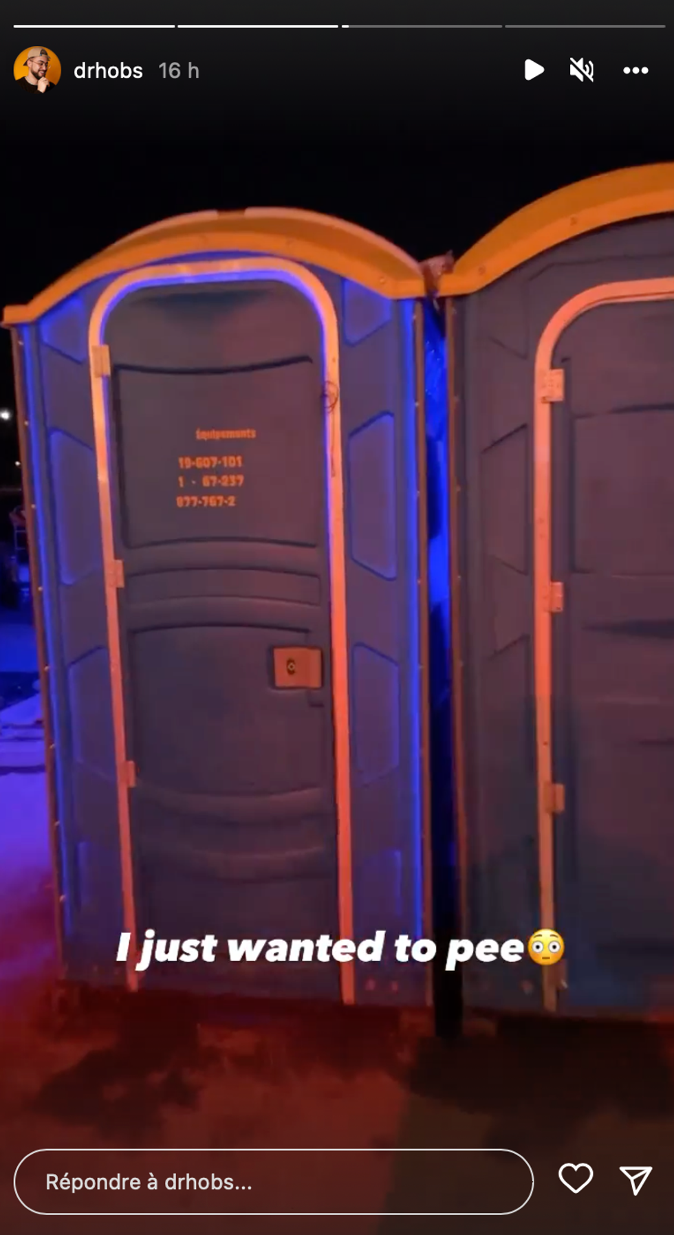 Devanture des toilettes chimiques.