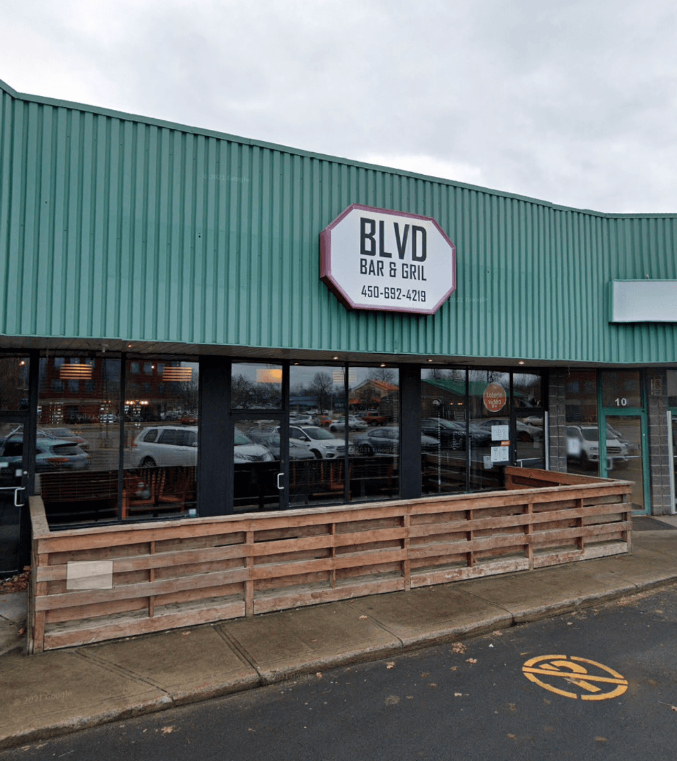Devanture du Blvd Bar & Gril \u00e0 Ch\u00e2teauguay.