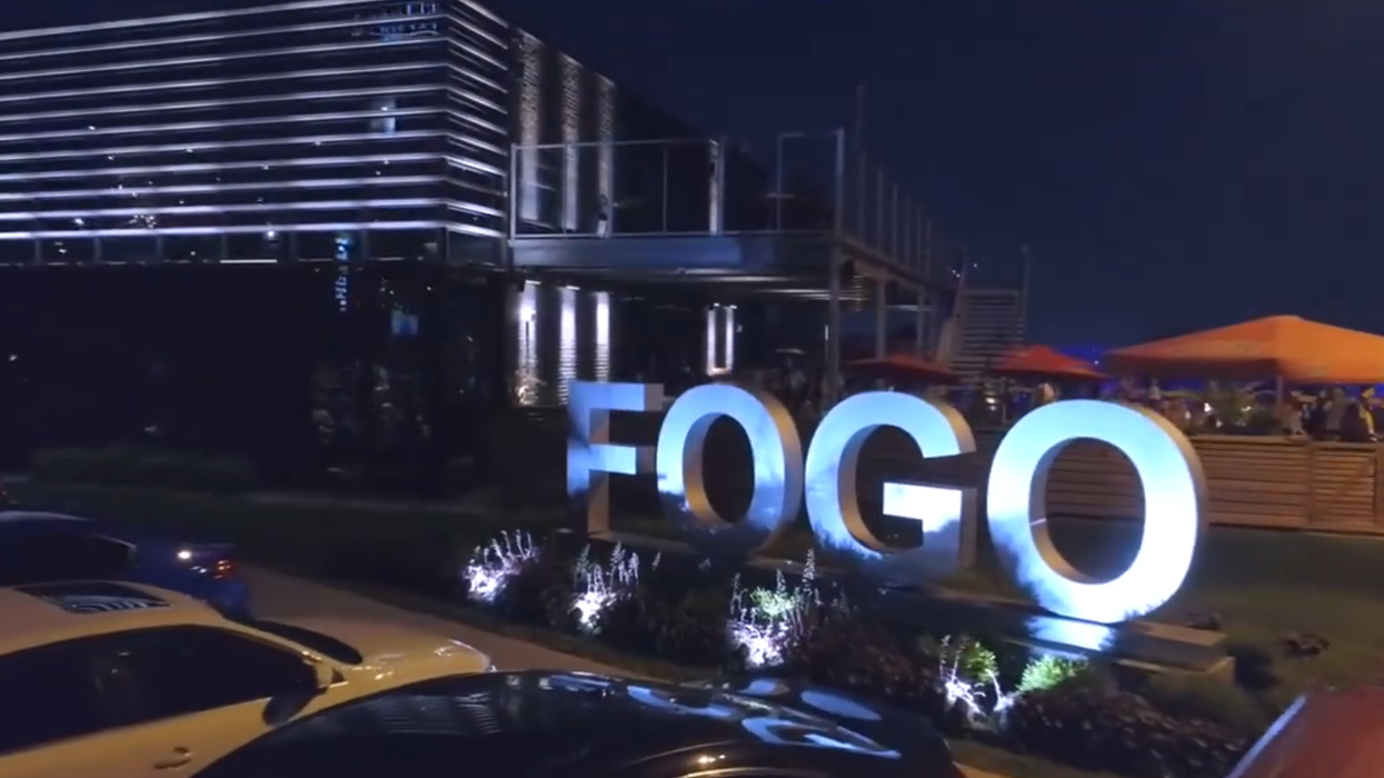Devanture du Fogo Euro-Lounge, avec les immenses lettres FOGO devant l'entrée.