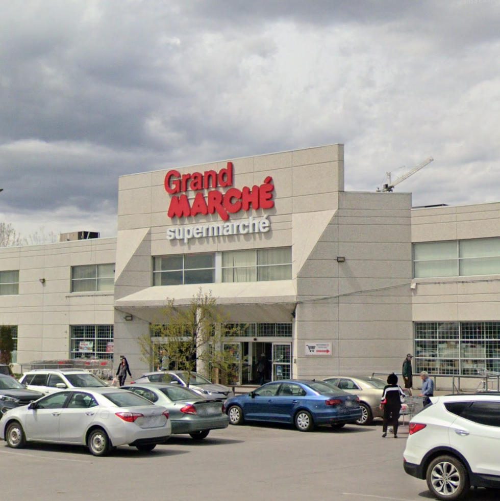 Devanture du Grand March\u00e9 Col-Fax Inc. \u00e0 Laval.