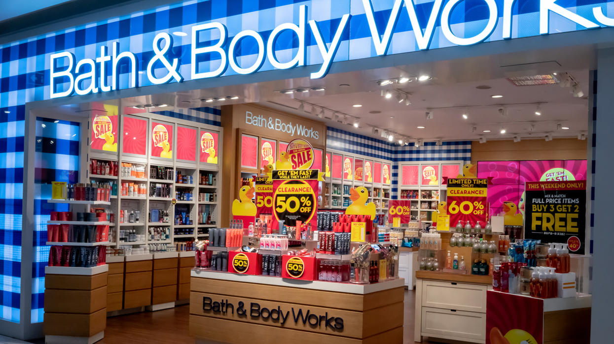 Devanture du magasin Bath & Body Works avec des affiches jaunes « soldes ».