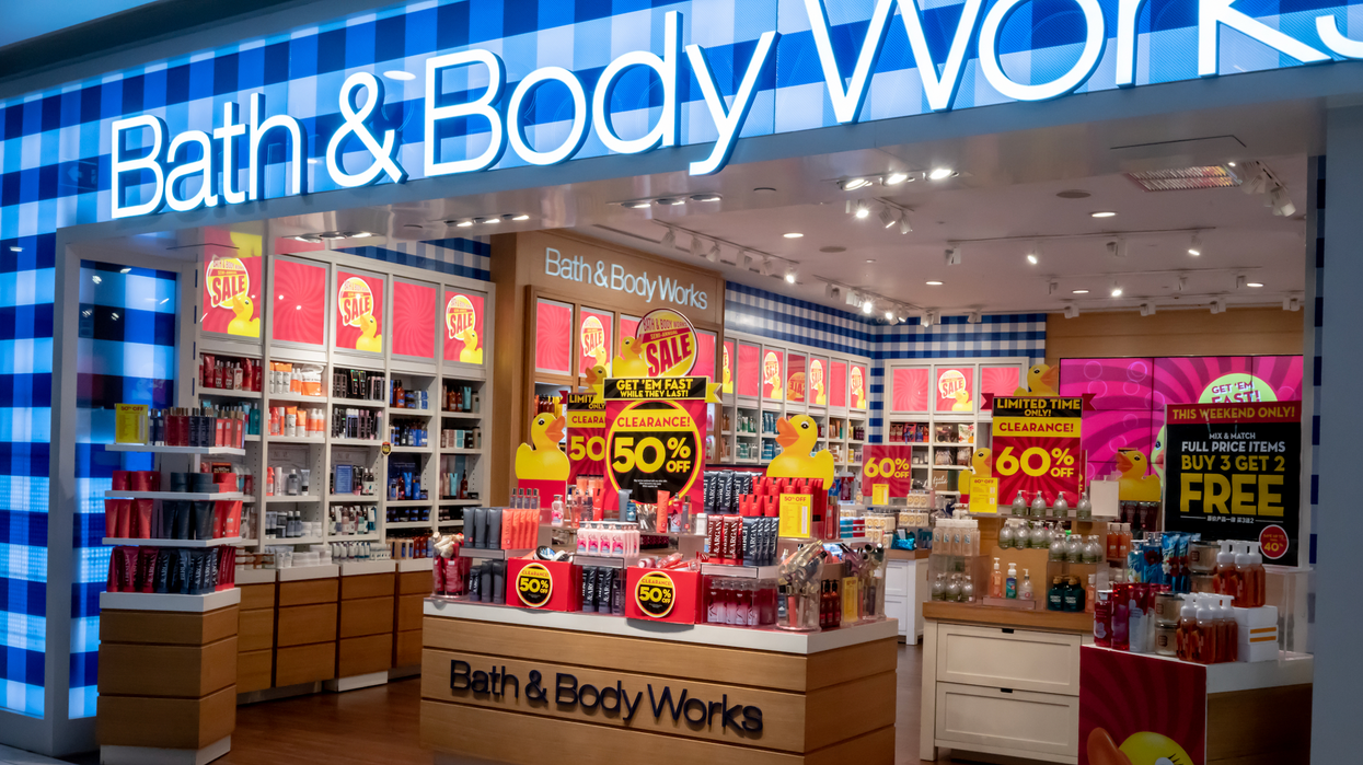 Devanture du magasin Bath & Body Works avec des affiches jaunes « soldes ».