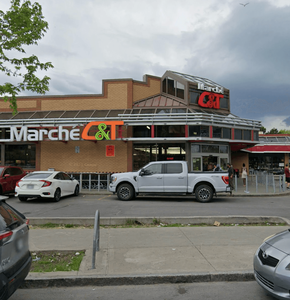 Devanture du March\u00e9 C & T \u00e0 Montr\u00e9al.