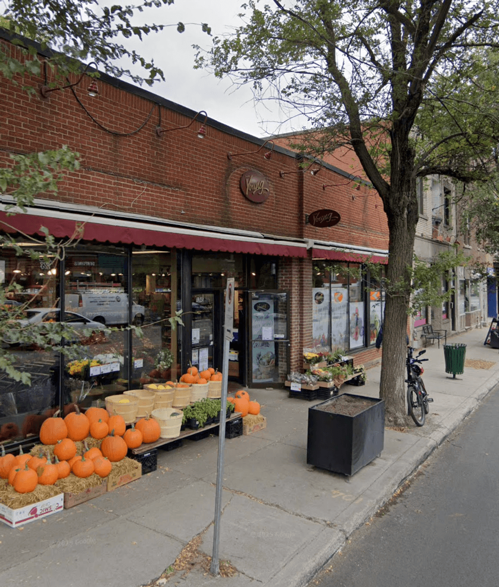 Devanture du March\u00e9 Fr\u00e8res Young \u00e0 Montr\u00e9al.