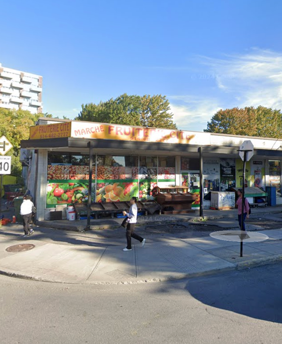 Devanture du March\u00e9 Fruiterie Cit\u00e9 \u00e0 Montr\u00e9al.