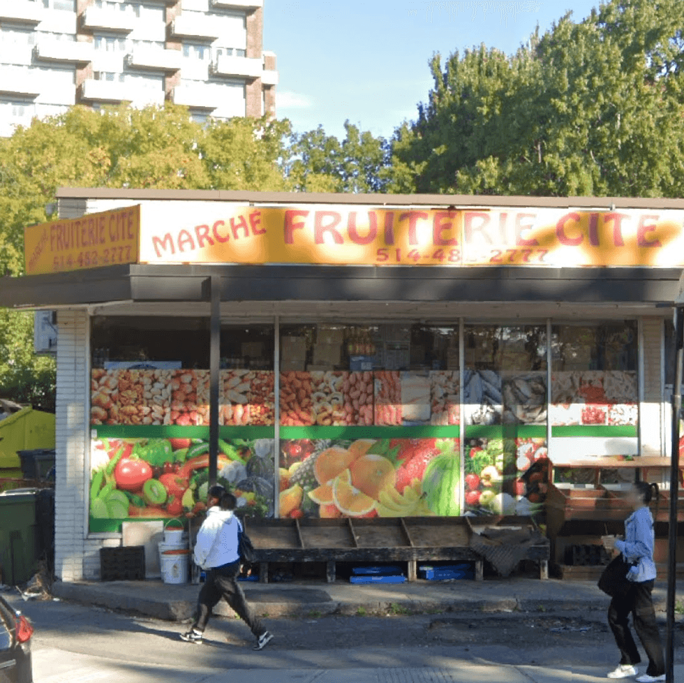 Devanture du March\u00e9 Fruiterie Cit\u00e9 \u00e0 Montr\u00e9al.