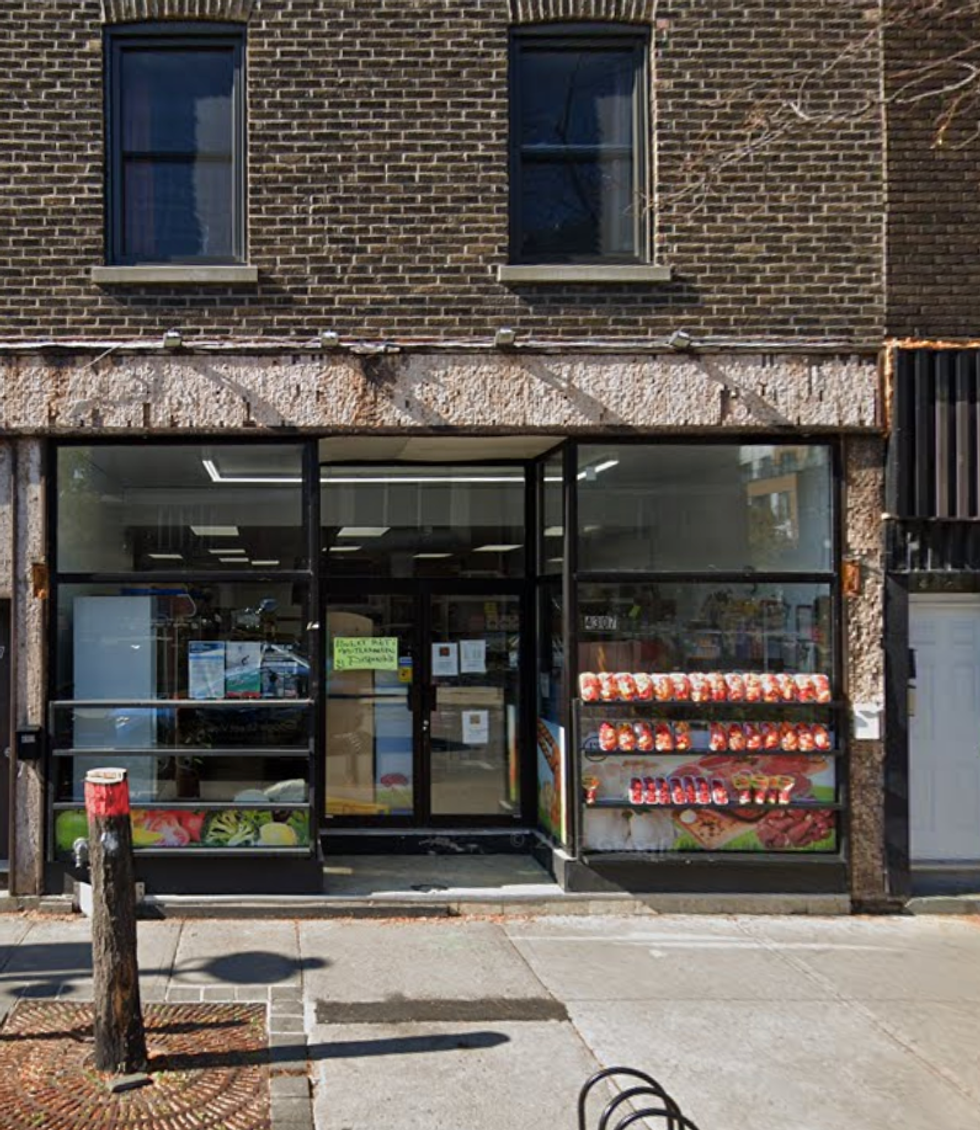 Devanture du March\u00e9 La Gazelle \u00e0 Montr\u00e9al.