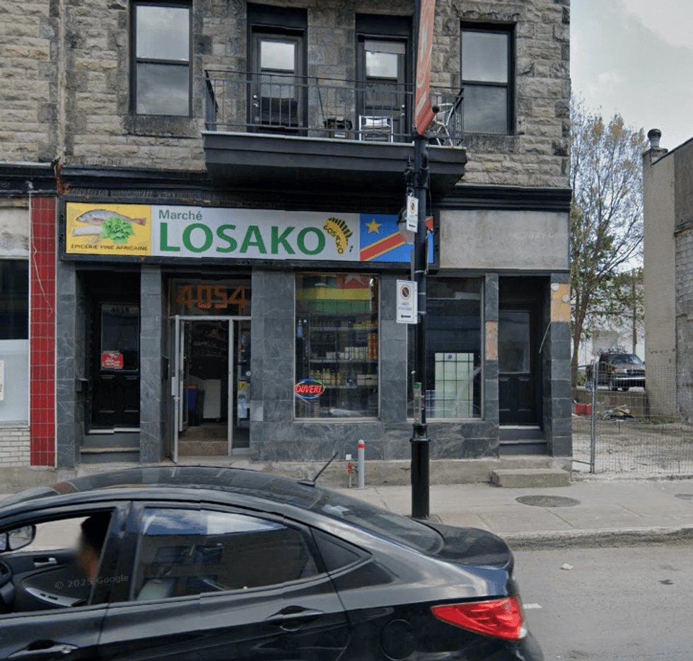Devanture du March\u00e9 Losako \u00e0 Montr\u00e9al.