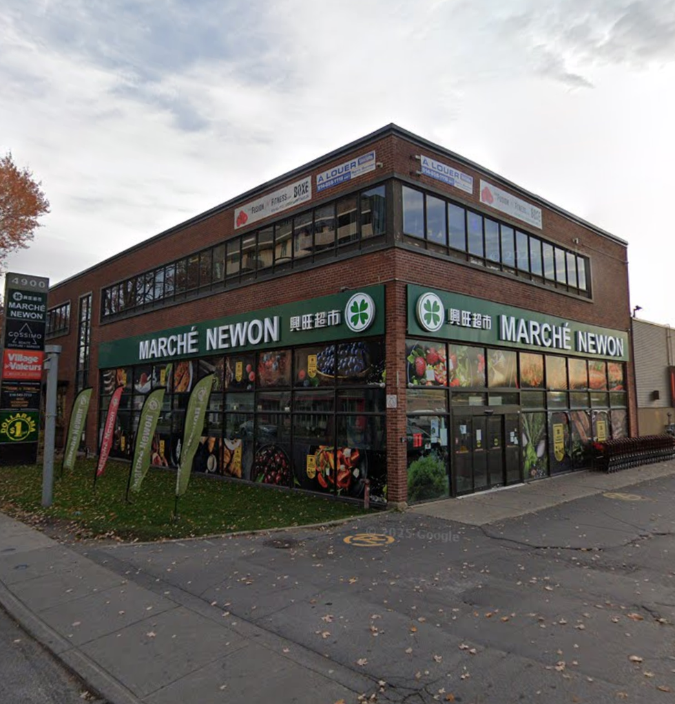 Devanture du March\u00e9 Newon \u00e0 Montr\u00e9al.