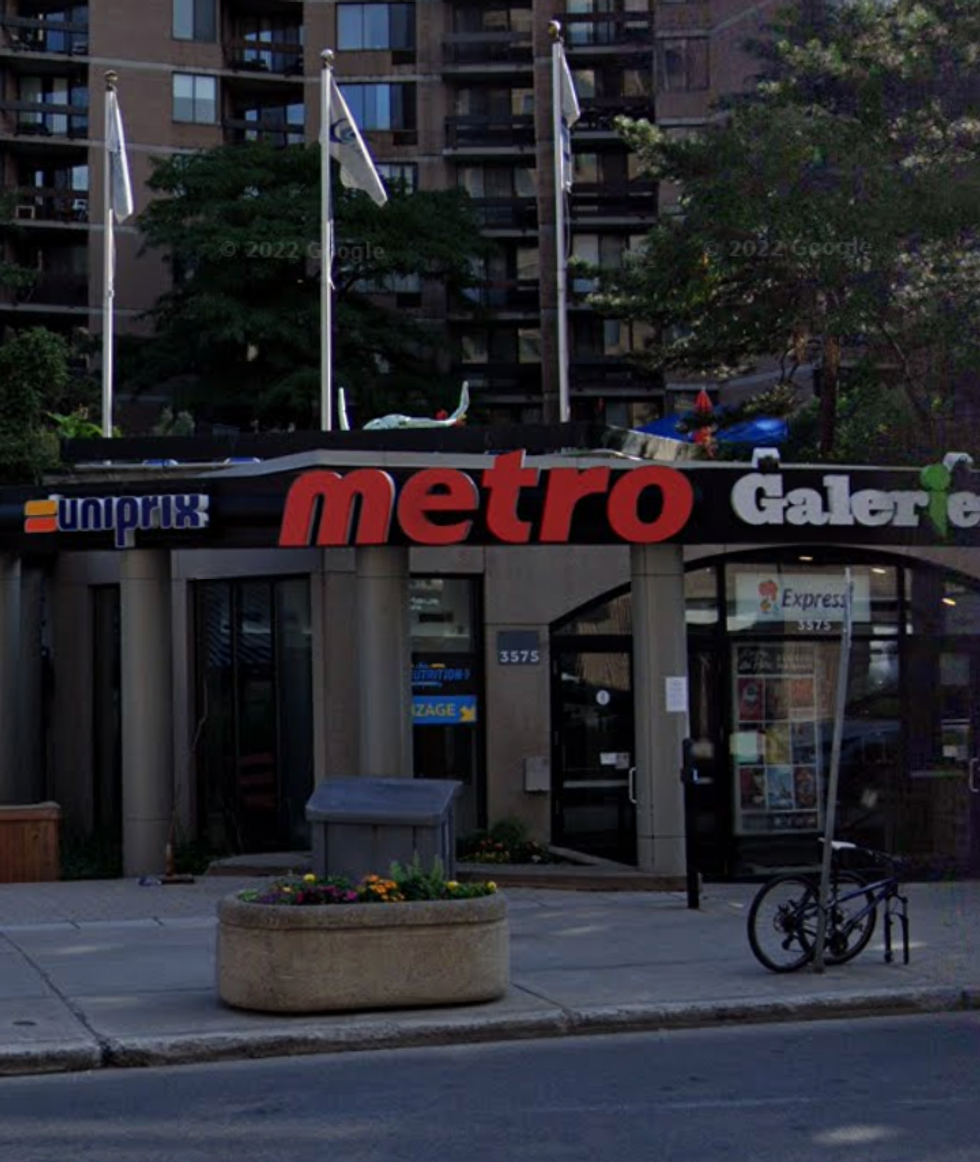 Devanture du Metro Avenue du Parc \u00e0 Montr\u00e9al.